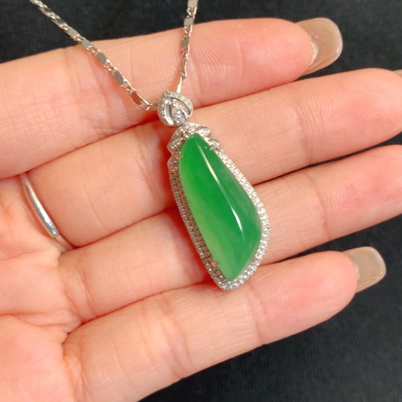 【闪购商品】颈饰18K金镶嵌翡翠随形戒面