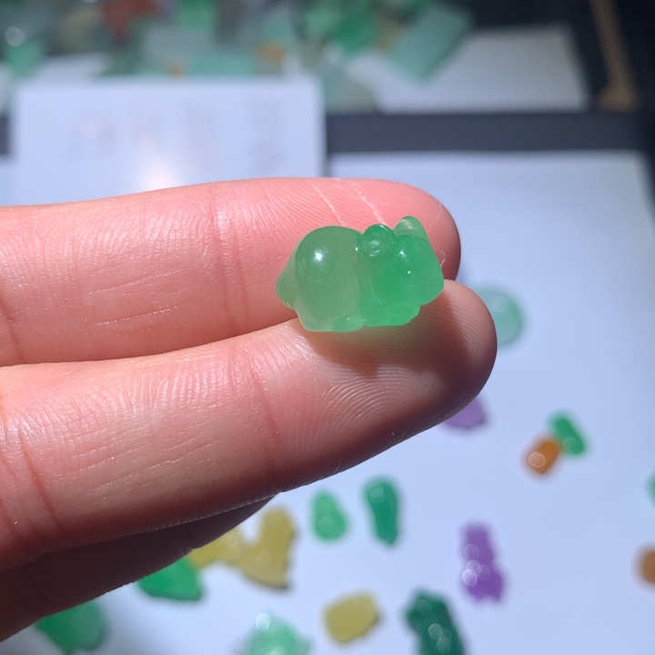 翡翠未镶嵌颈饰挂件