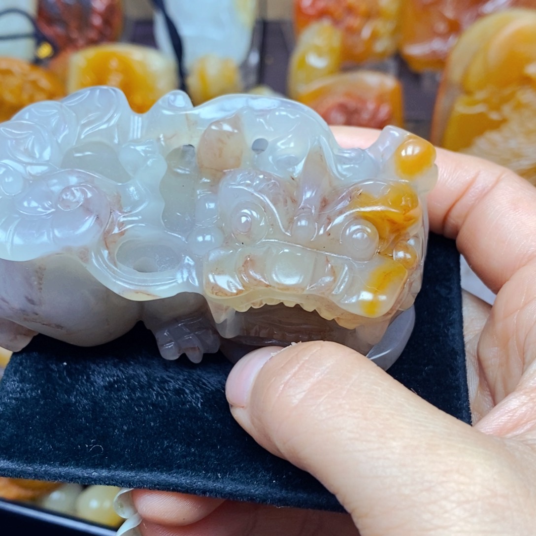 石英质玉（黄龙玉）未镶嵌颈饰