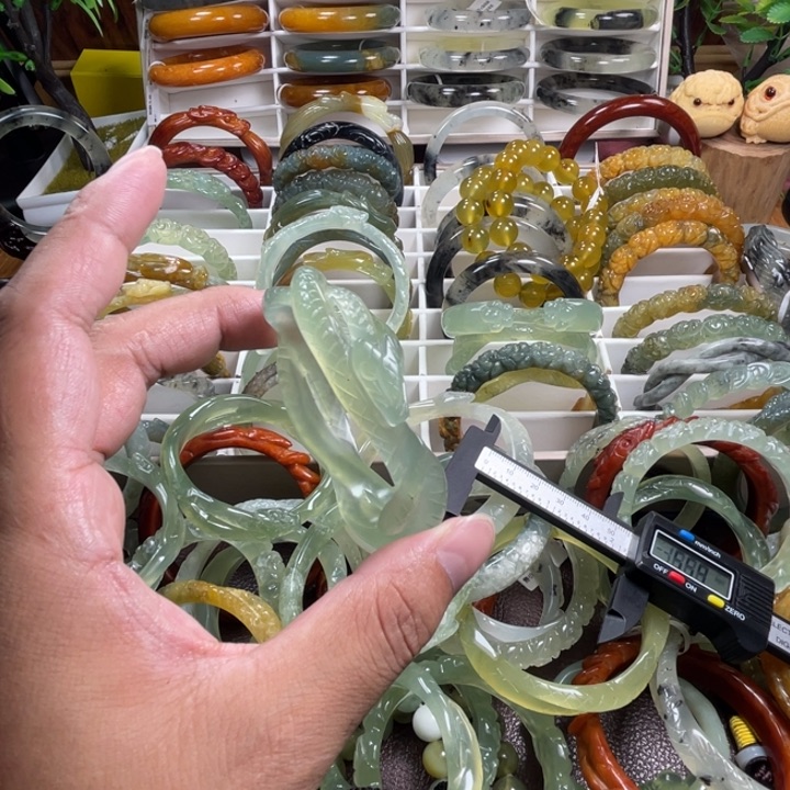 未镶嵌蛇纹石玉手镯绮**七