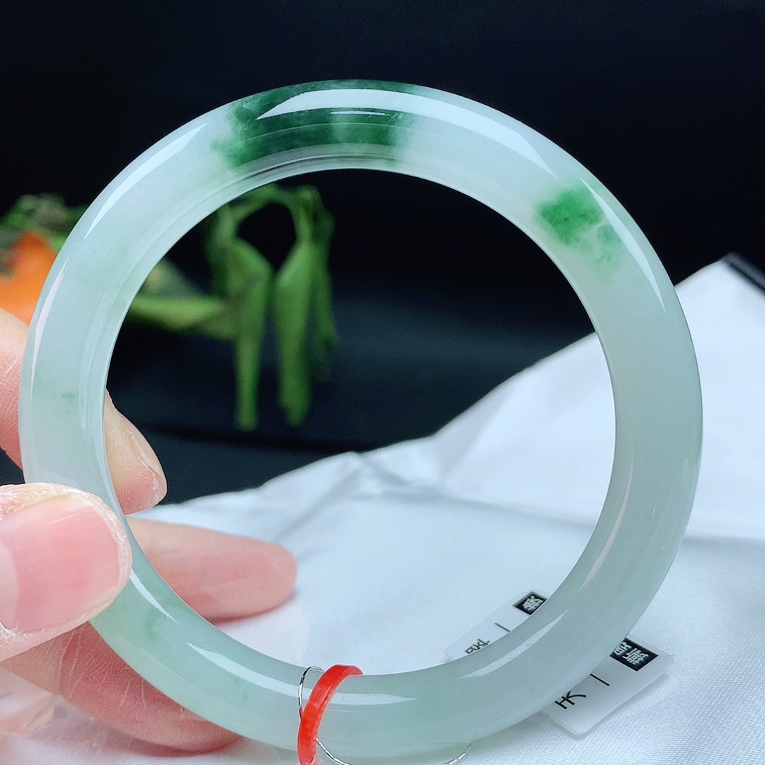 翡翠手镯未镶嵌55圈