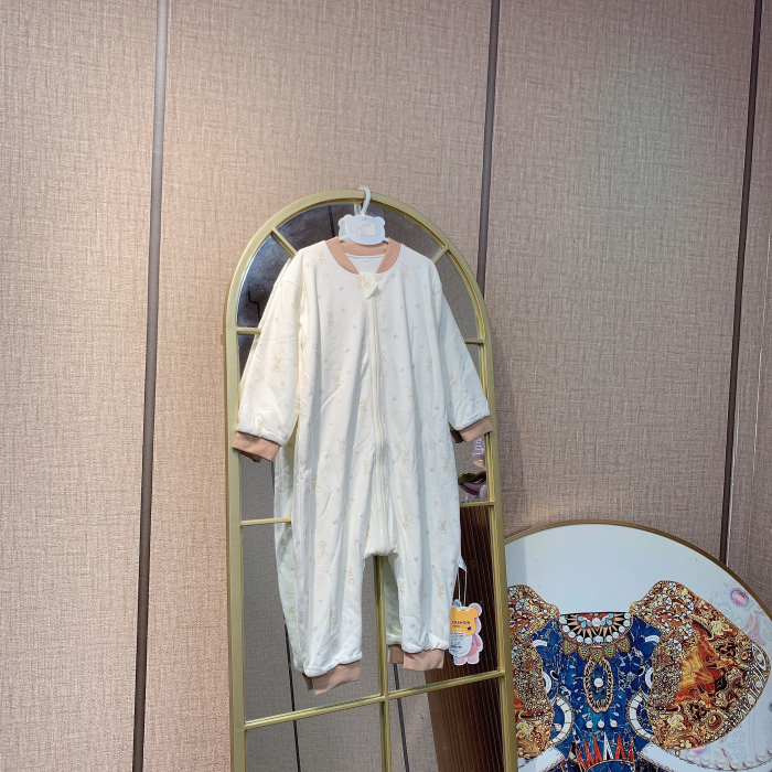 B1056    宝宝桔色满印夹棉分腿睡袋