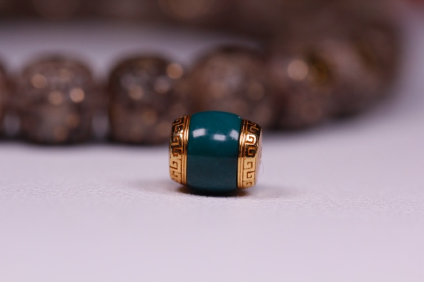 绿松石夹心汉堡珠配饰，18k金镶嵌，尺寸9×8.2mm