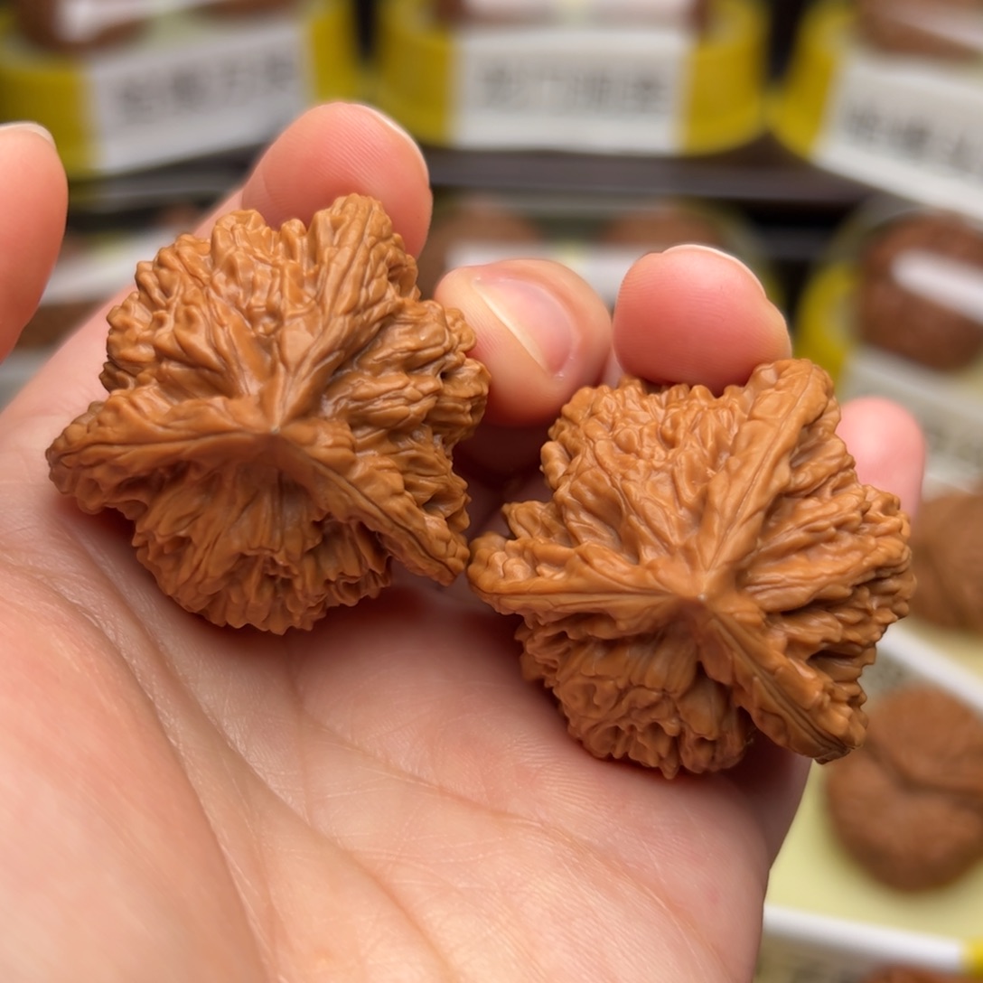 文玩核桃吊坠虎头