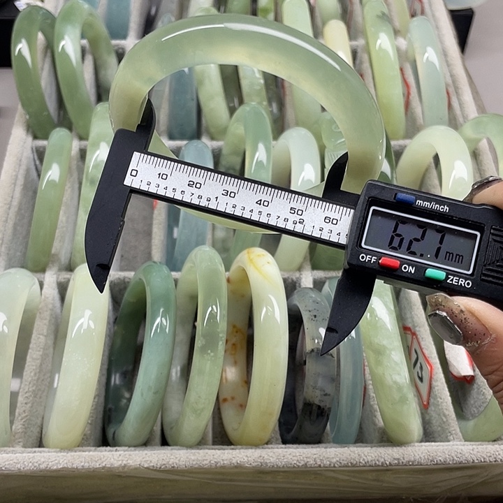 蛇纹石玉未镶嵌手镯68