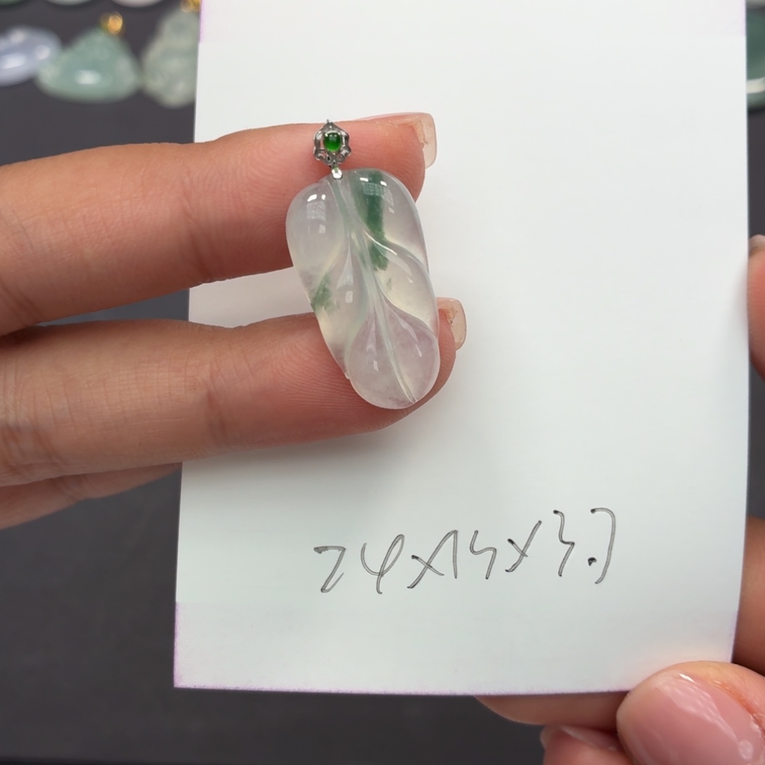 颈饰18K金镶嵌翡翠叶子飘花