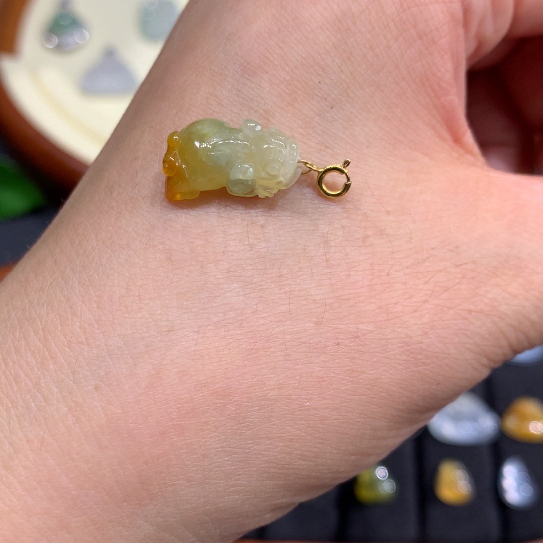 颈饰18K金镶嵌翡翠貔貅
