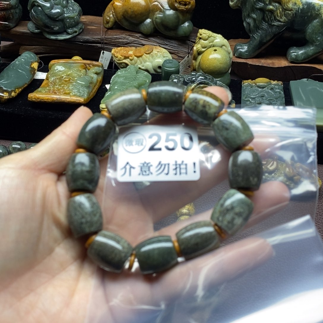 未镶嵌岫岩河磨玉（透闪石质玉）把件