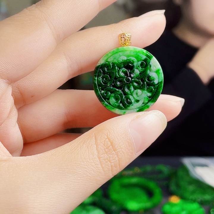 翡翠18K金镶嵌颈饰多样性