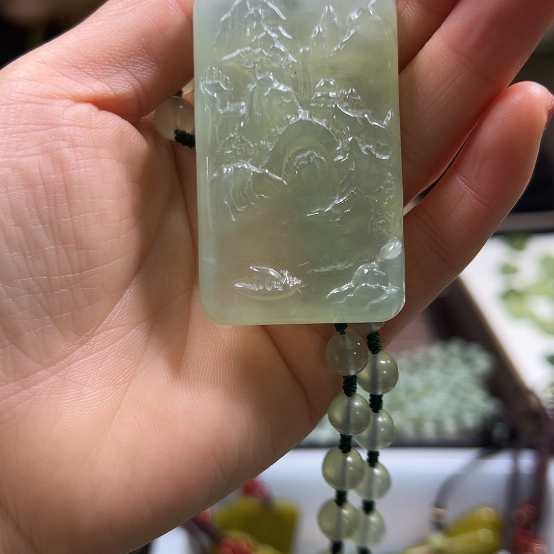 晓***红蛇纹石玉未镶嵌吊坠