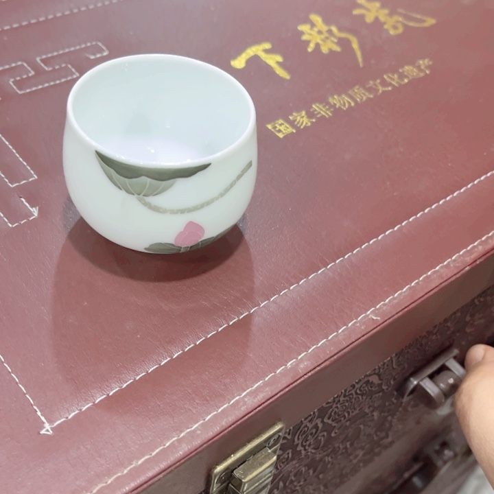 壶釉下五彩的瓷器在瓷器