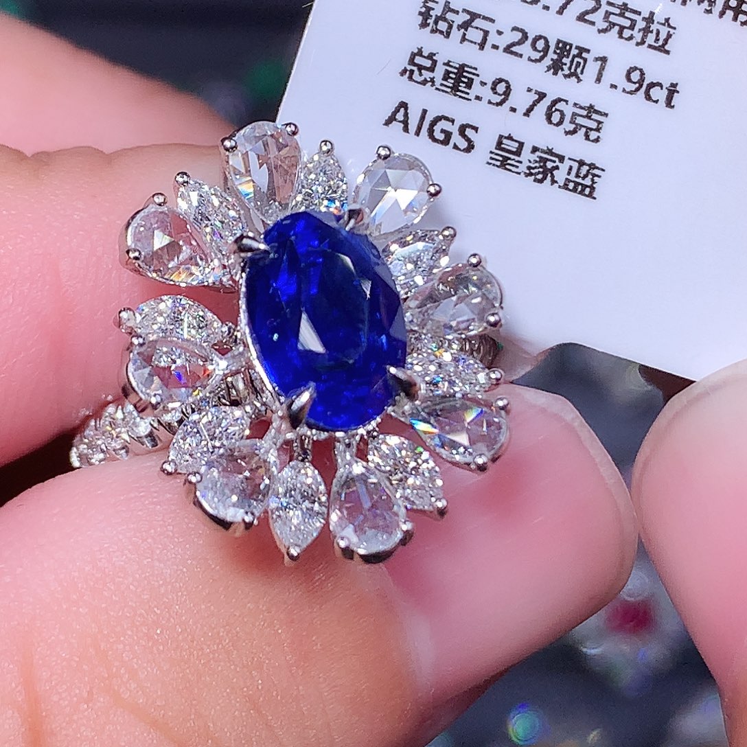18K金镶嵌蓝宝石戒指