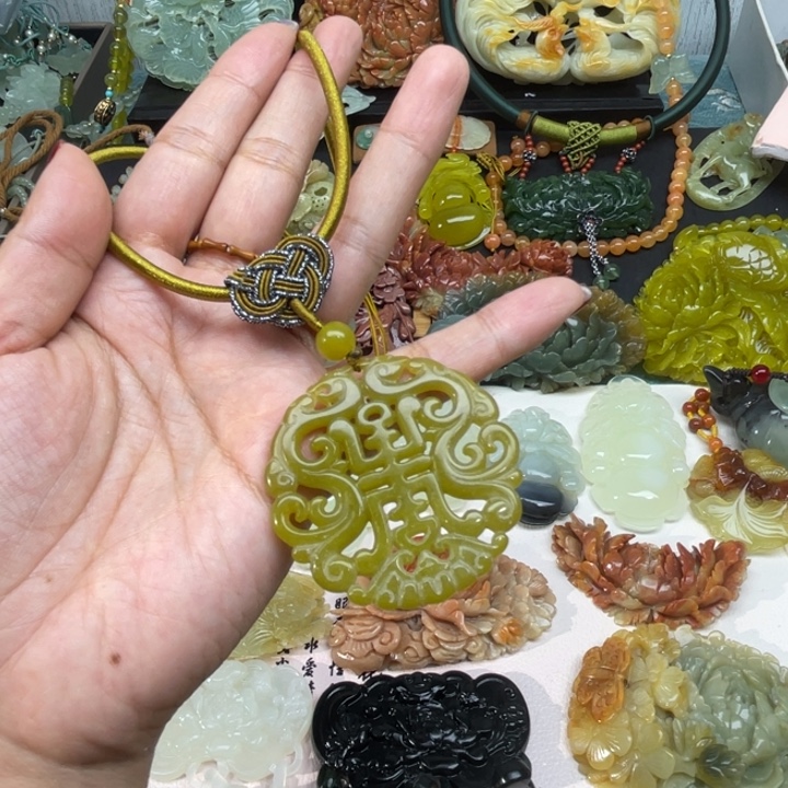 蛇纹石玉未镶嵌颈饰