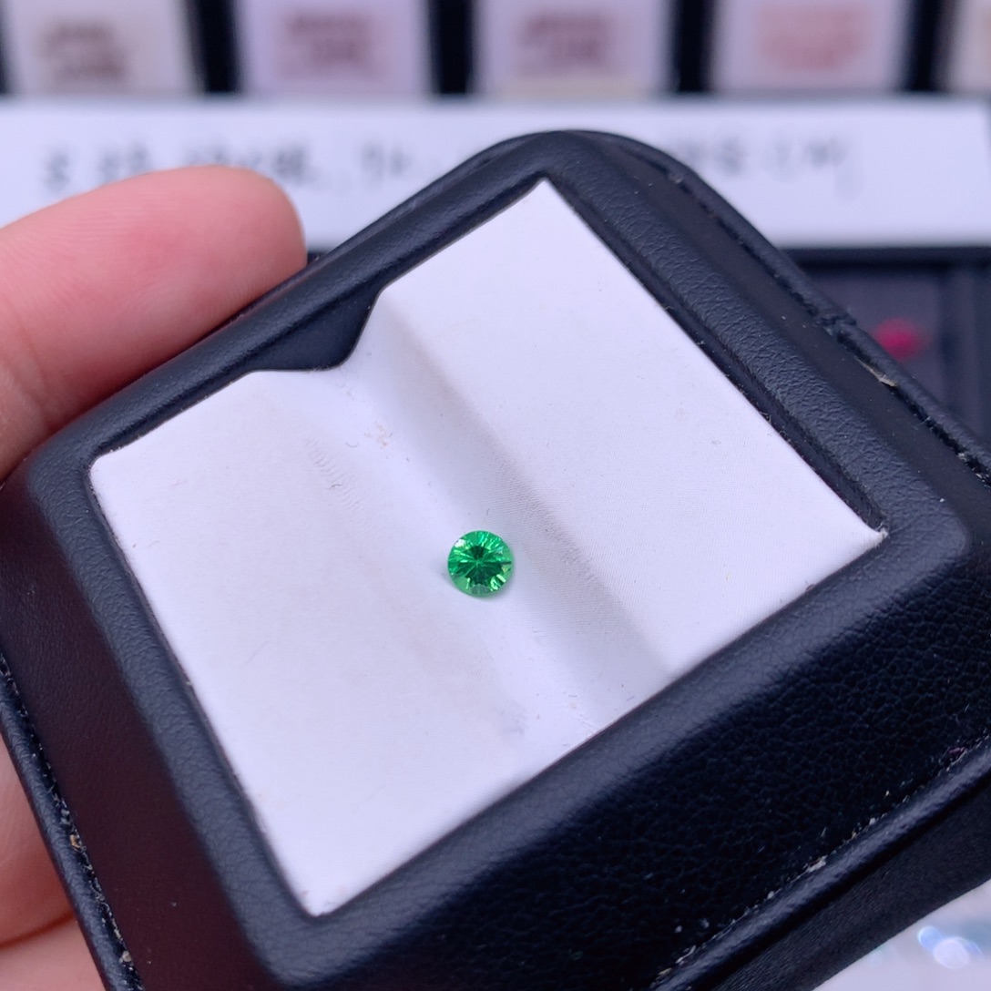 圆4石榴石（沙弗莱）未镶嵌