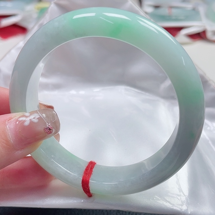 翡翠手镯未镶嵌缅甸