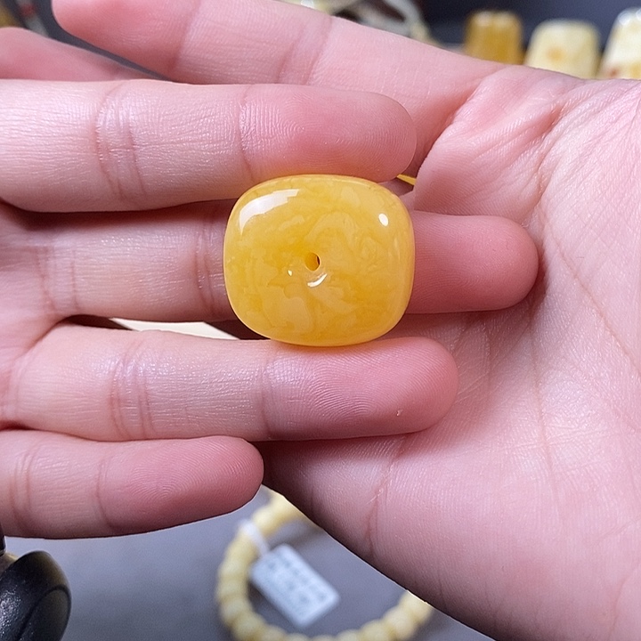 琥珀未镶嵌裸石藏扣