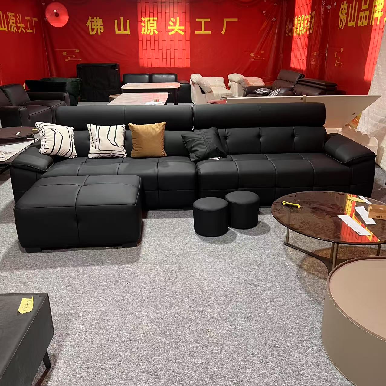 皮沙发尺寸：3.4米带脚踏+2个小凳子
