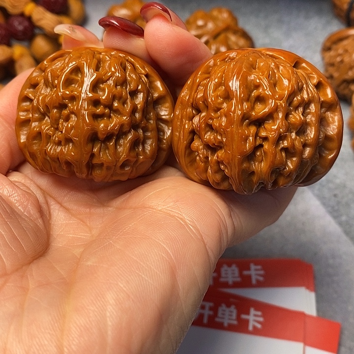 文玩核桃吊坠白狮