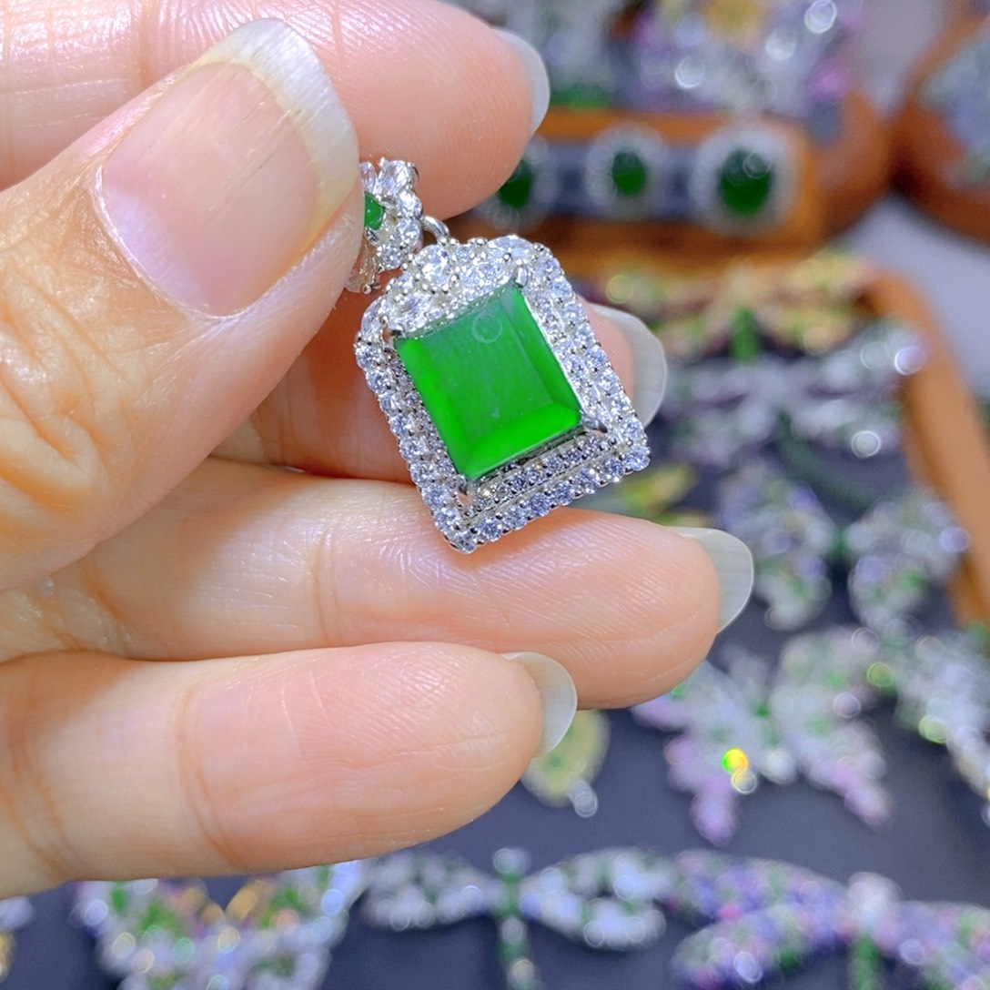 翡翠颈饰银S925镶嵌天然翡翠