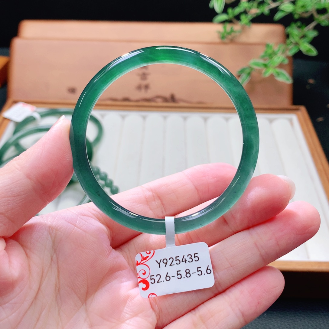 翡翠未镶嵌手镯（圆镯）