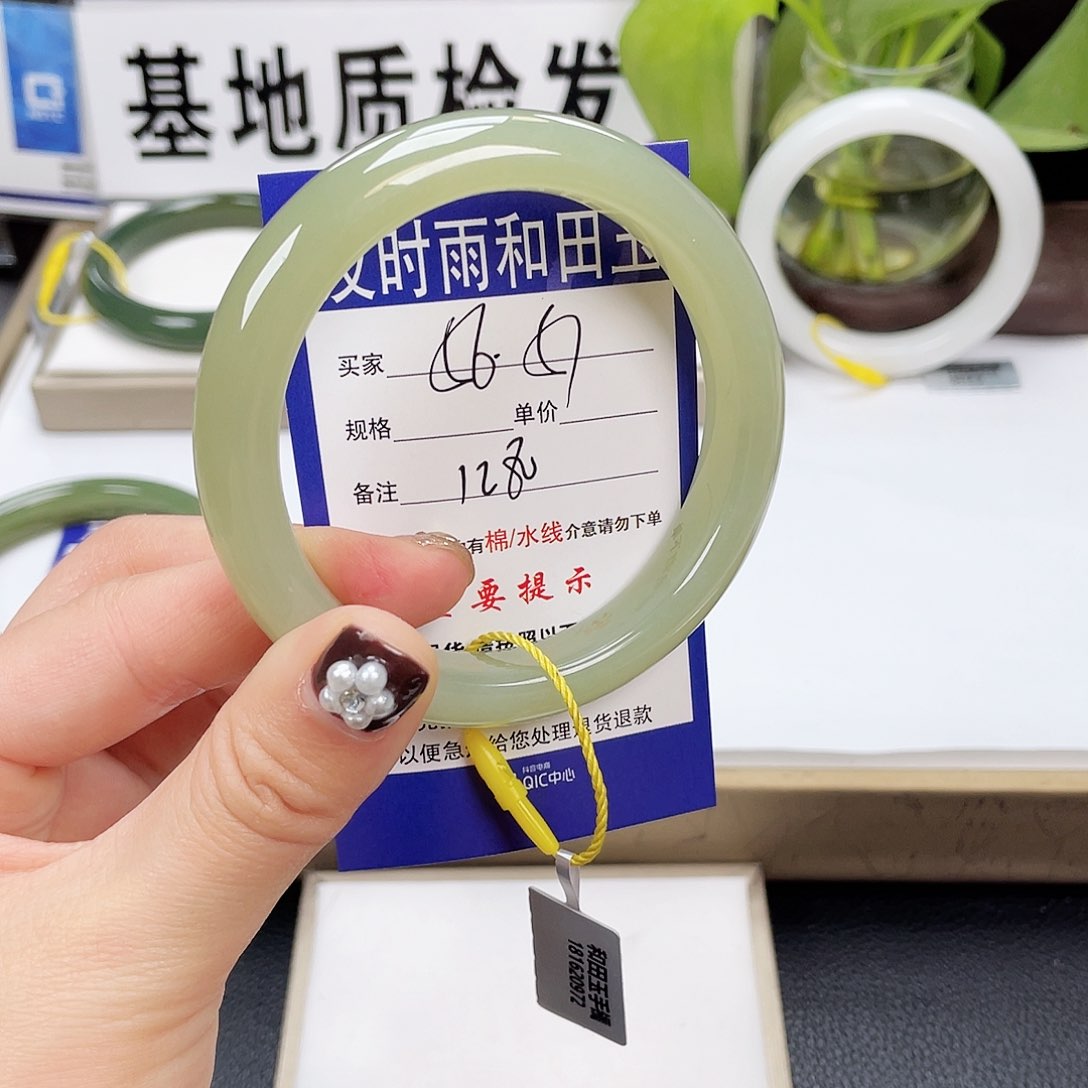 和田玉手镯未镶嵌