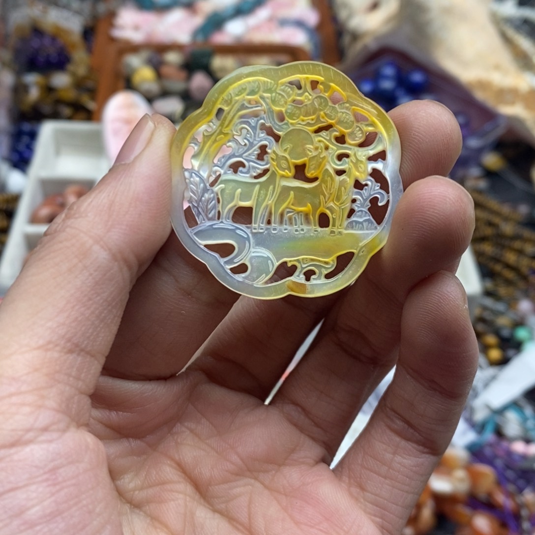 玛瑙/玉髓未镶嵌珠宝半成品一个天然金蝶贝三羊开泰