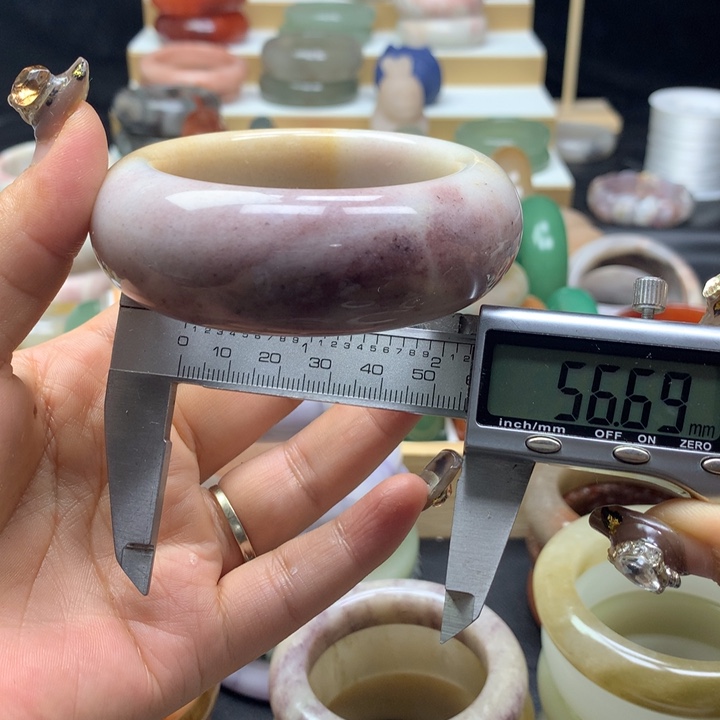 未镶嵌手镯石英质玉