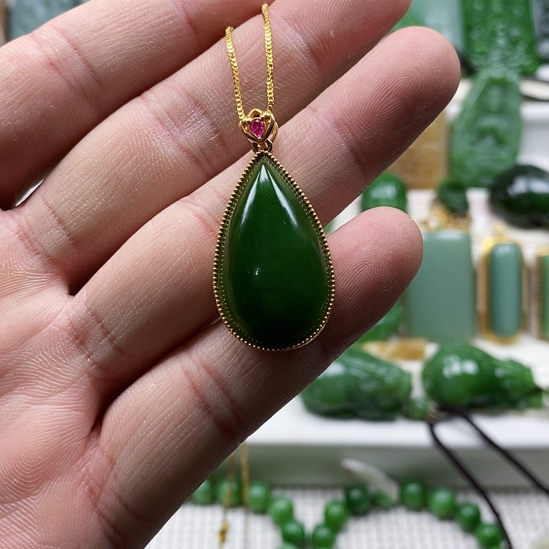 和田玉挂件18K金镶嵌