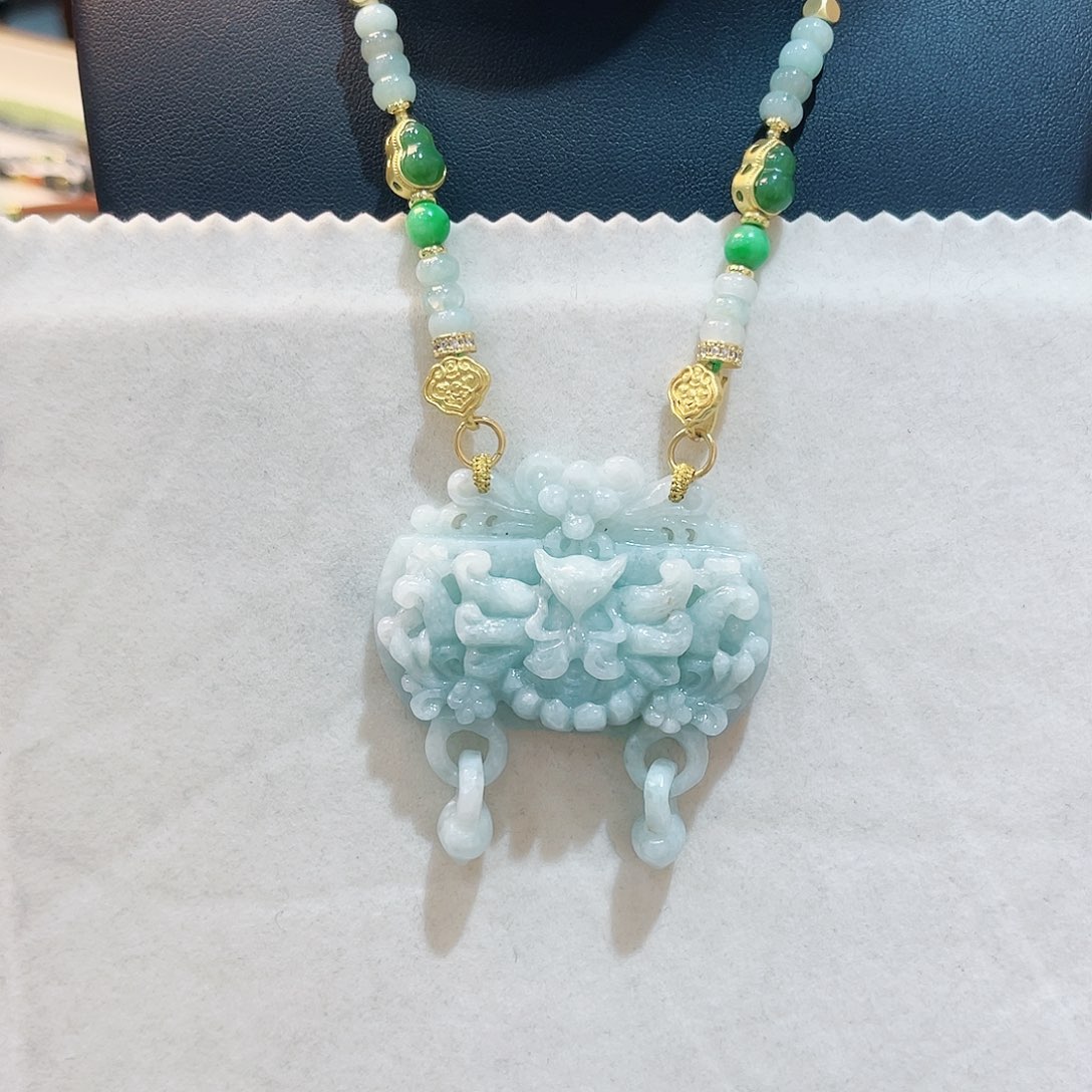 翡翠颈饰未镶嵌吊坠