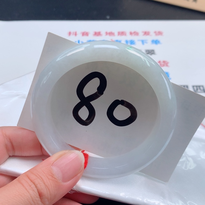 翡翠手镯未镶嵌翡翠