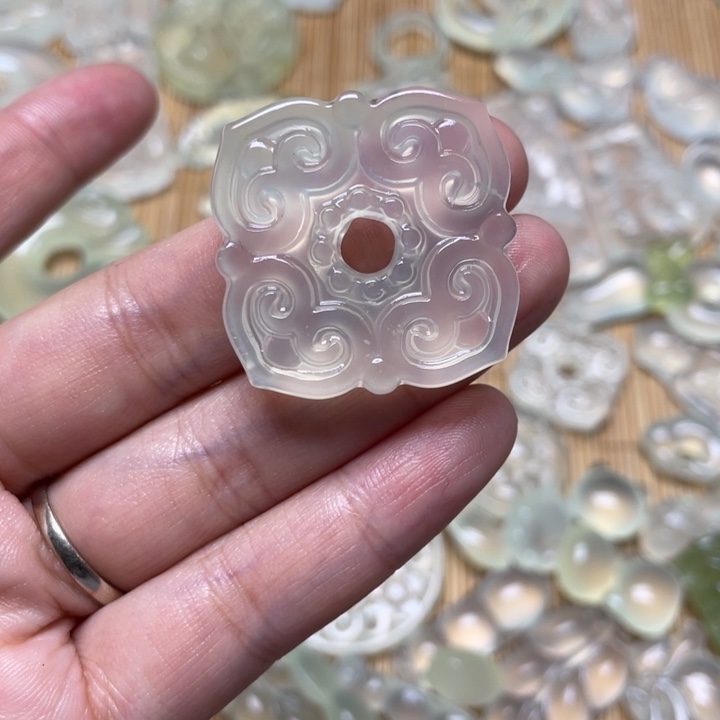 蛇纹石玉颈饰未镶嵌