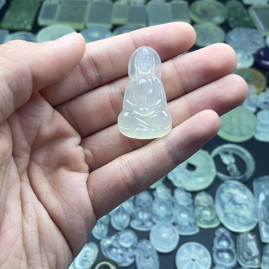 岫玉未镶嵌颈饰素衣