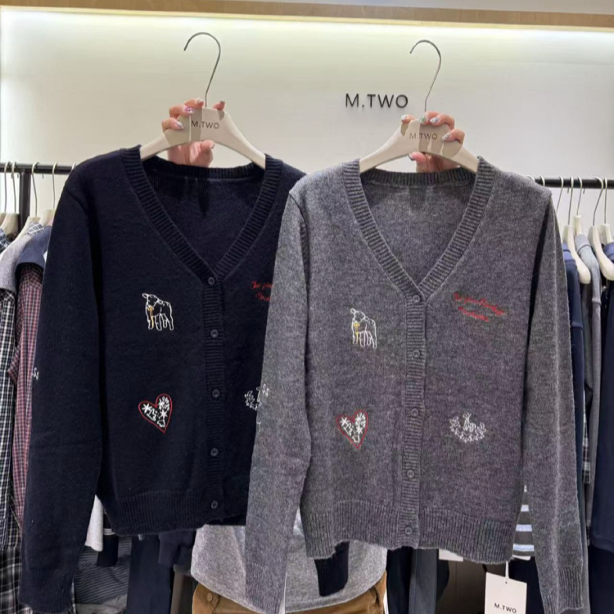 M.two-306-V领刺绣针织毛衣外套