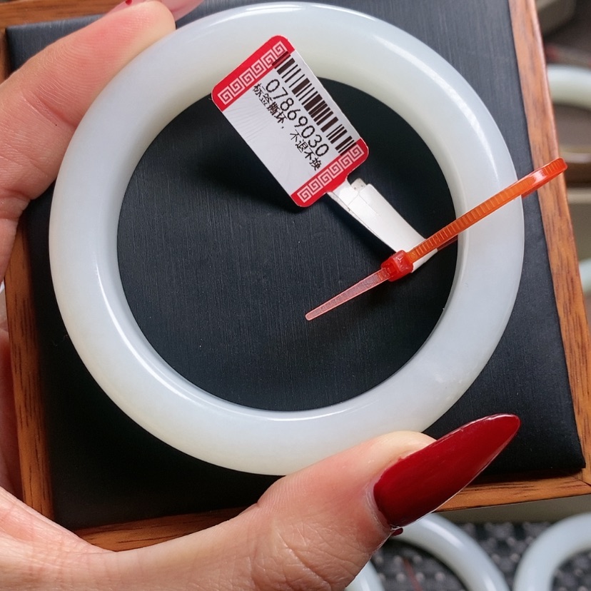 【闪购商品】和田玉手镯未镶嵌好*