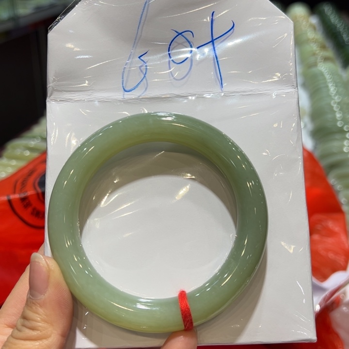 冬***花和田玉未镶嵌手镯