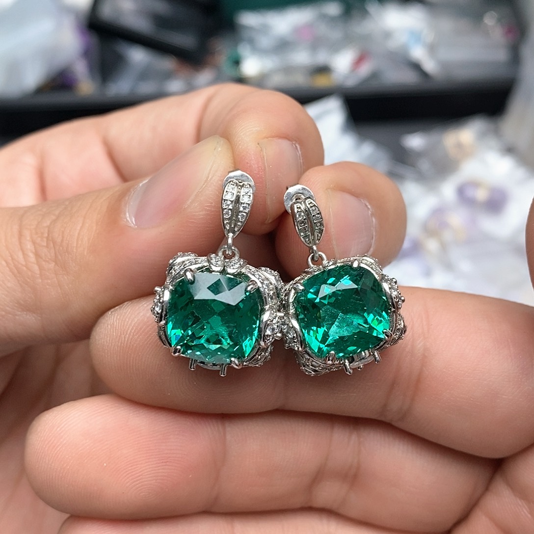 只买单纯的吊坠，没带链子，属的性质。