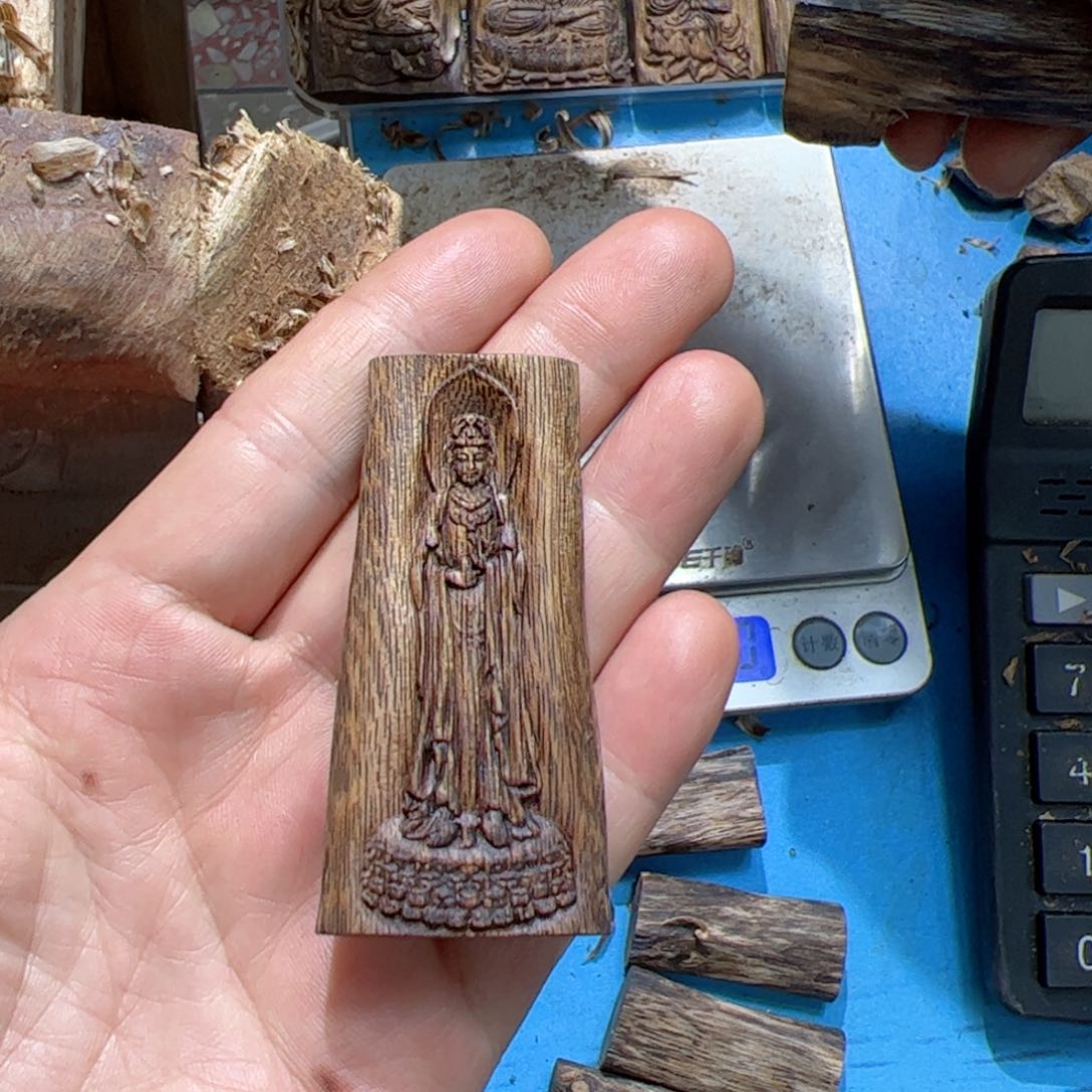 沉香吊坠绿棋观音荷花9克