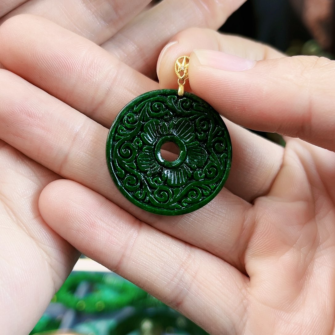 翡翠颈饰18K金镶嵌吊坠多样性