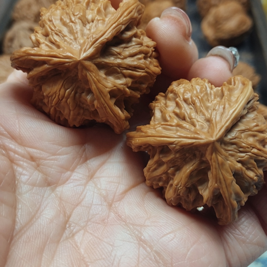 蔡***。文玩核桃吊坠盘山