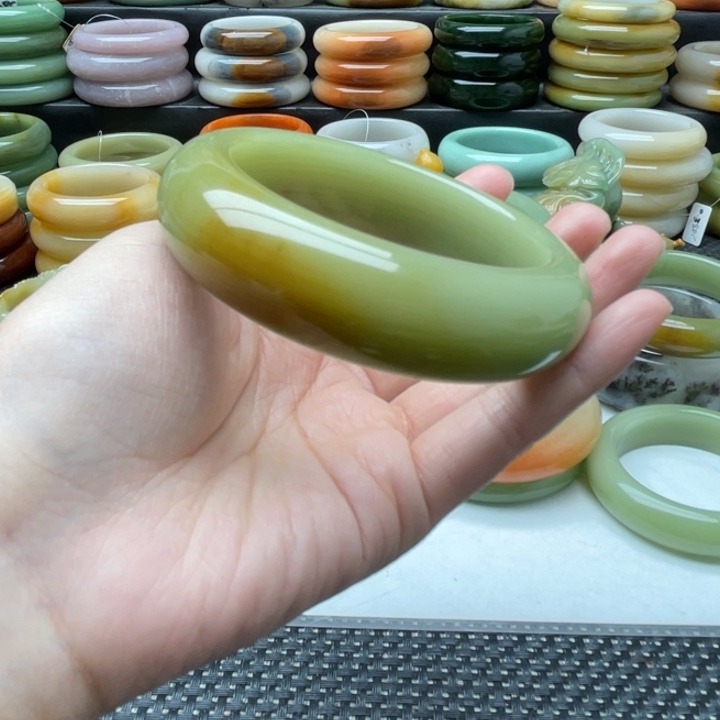 石英质玉手镯未镶嵌宝*人