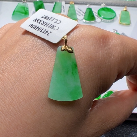 颈饰18K金镶嵌翡翠