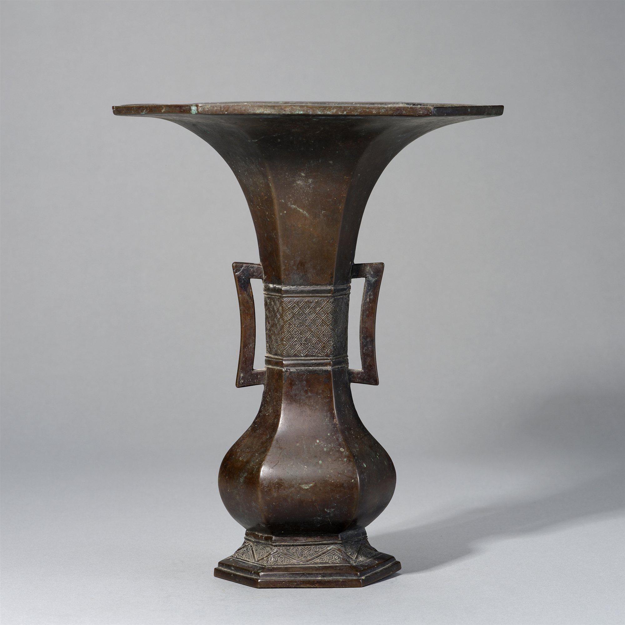 LOT305 清铜方耳花觚