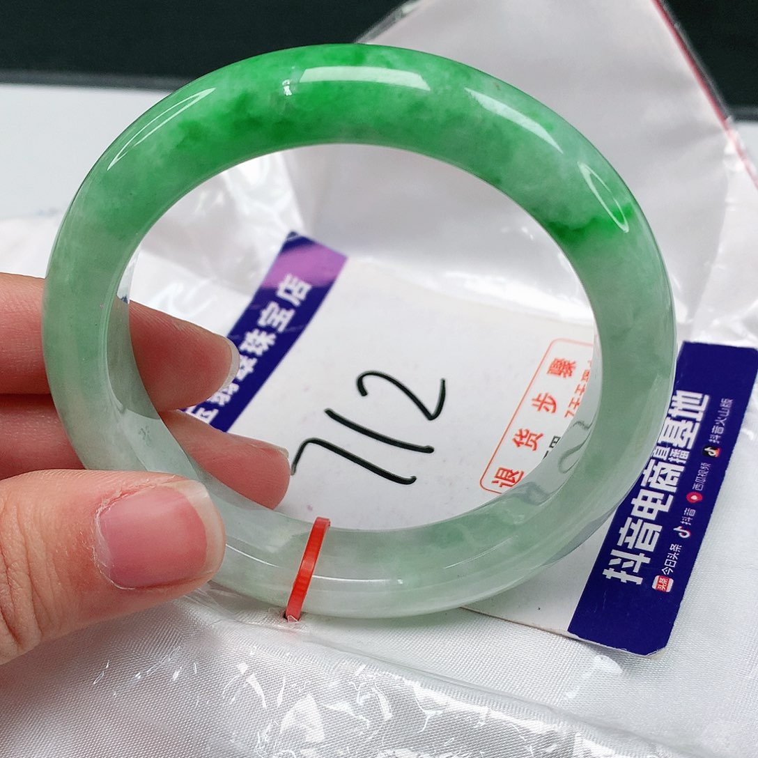 翡翠手镯未镶嵌翡翠