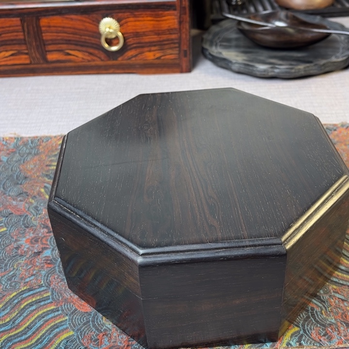 贡木紫光檀八角盒