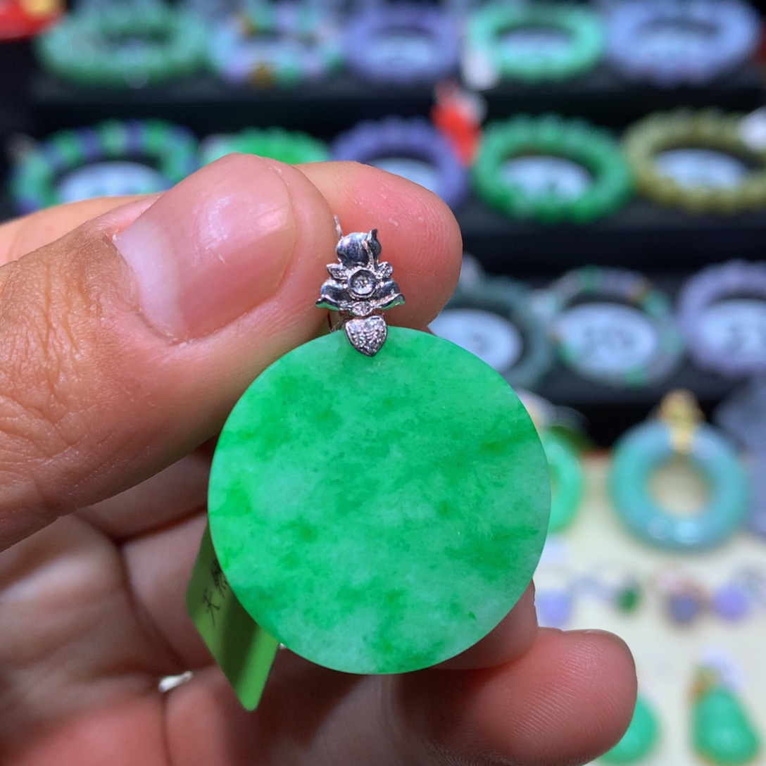 翡翠18K金镶嵌颈饰