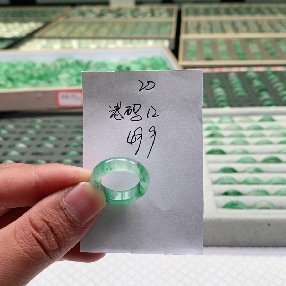 未镶嵌戒圈石英质玉（非洲翠）白*头