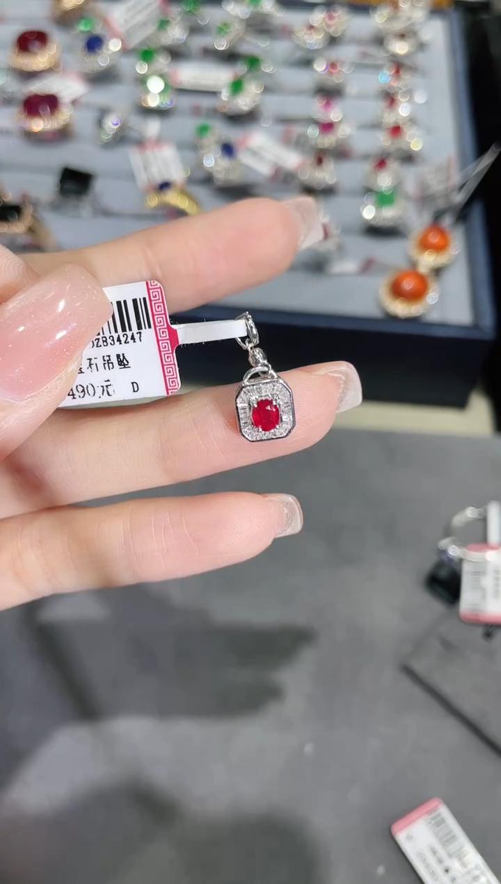 18K金镶嵌红宝石吊坠