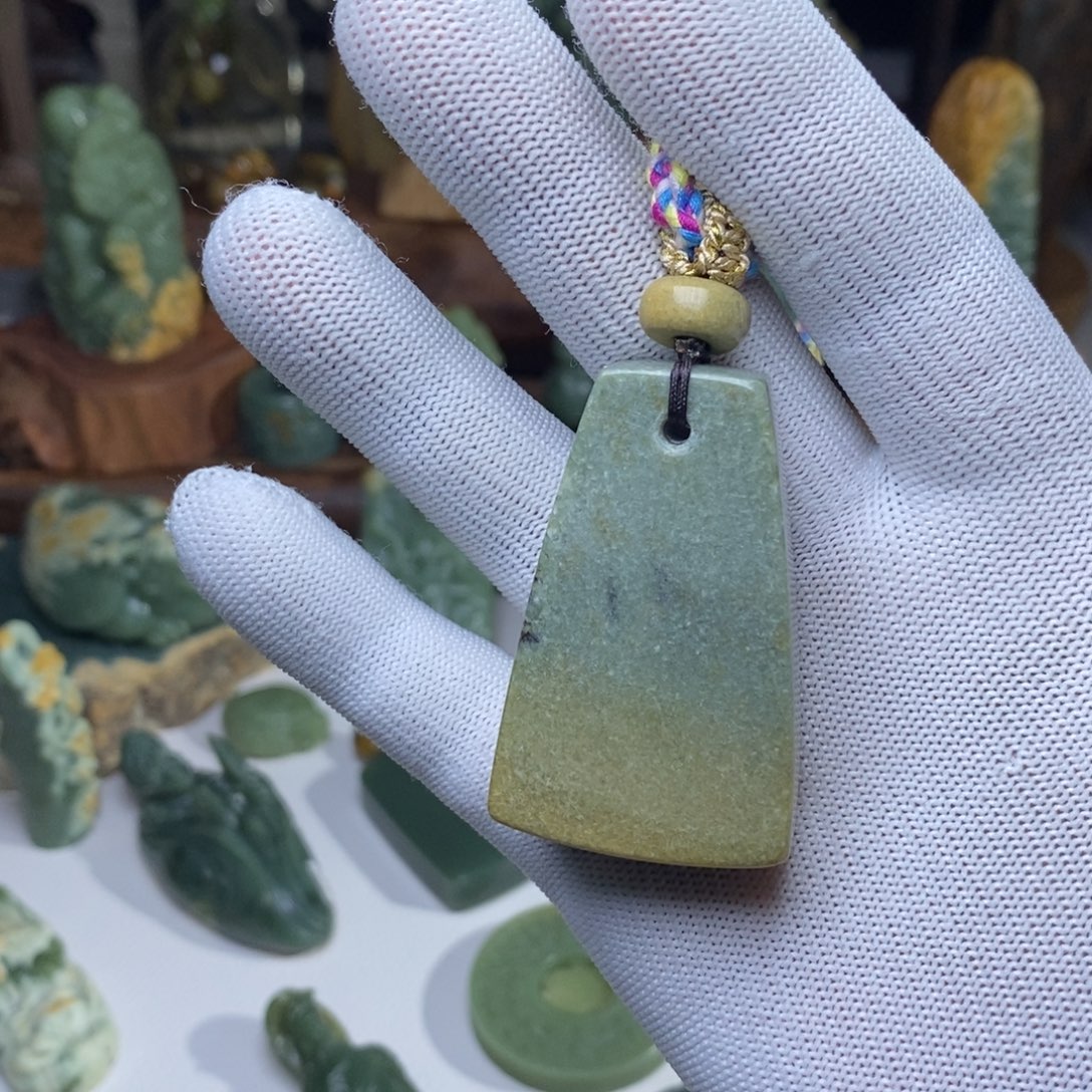 岫岩河磨玉（透闪石质玉）未镶嵌把件