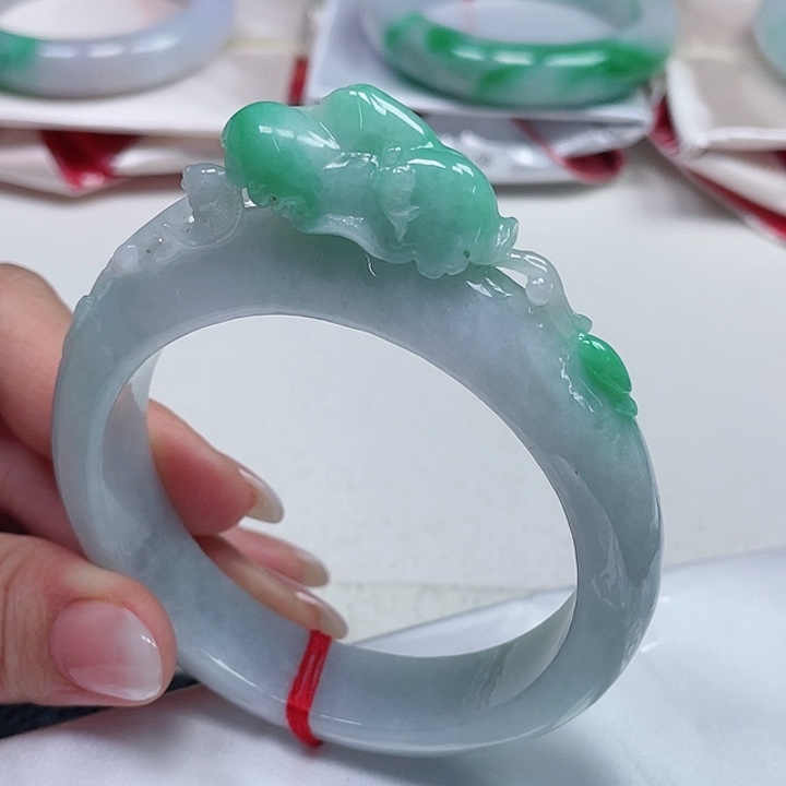 翡翠手镯未镶嵌缅甸雕花手镯