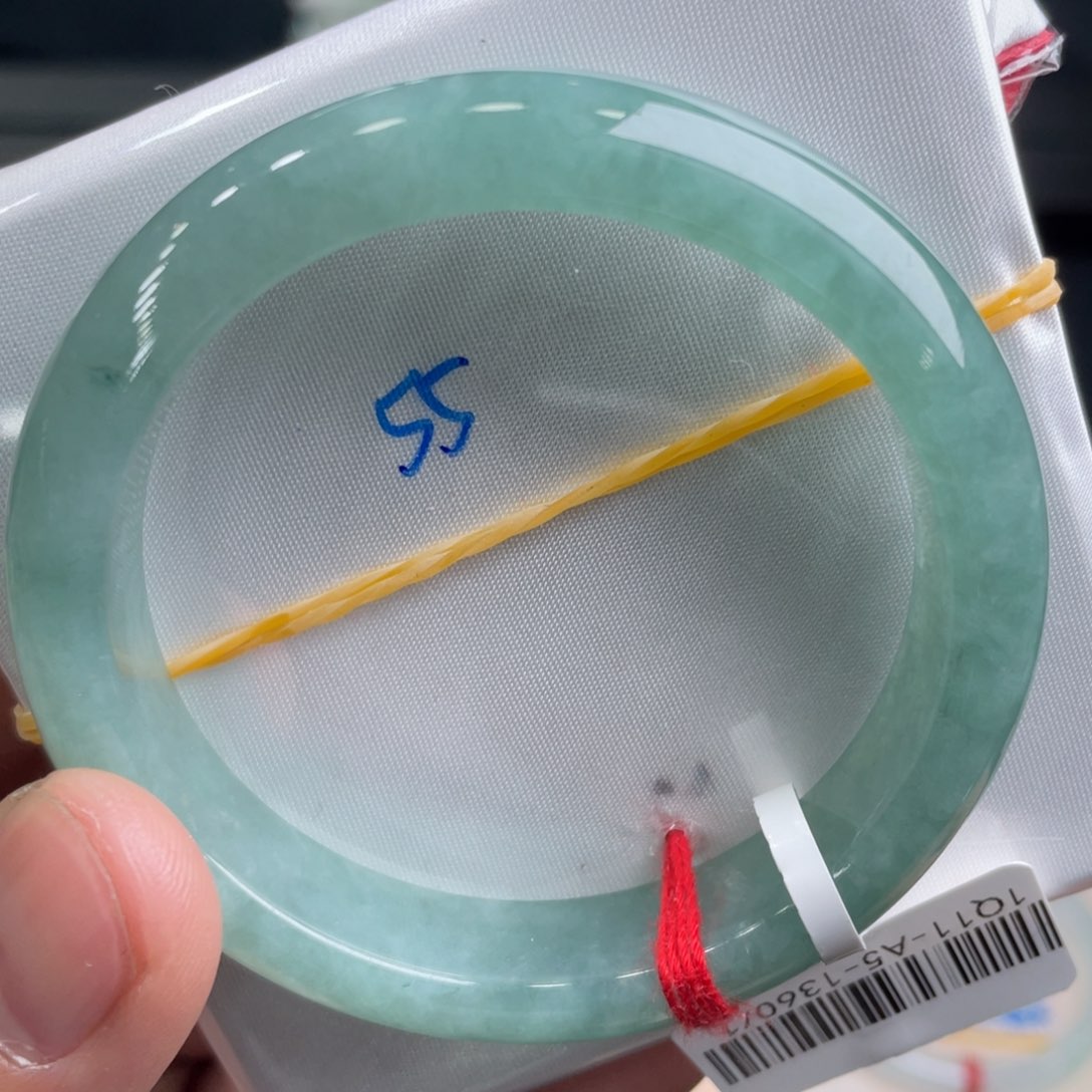 翡翠手镯未镶嵌翡翠手镯